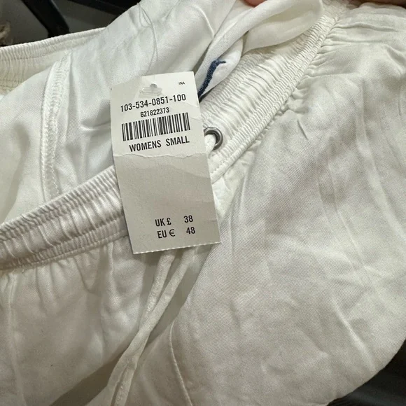 NWT ABERCROMBIE Embroidered Highwaisted White Shorts size S - Picture 4 of 4